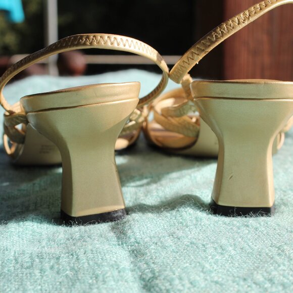 Carriage Court Size 9M Gold - Picture 3 of 7